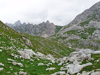 kauguses paistab Bobotov Kuk ...