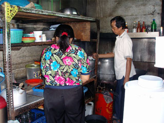 maandusime kohalikku söögikohta (warung) …