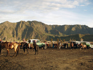 Gunung Bromo all, taamal paistab Pura Luhur Poten