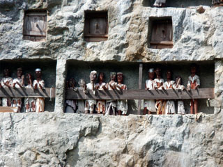 kivisse raiutud matmispaigad, mida valvavad Tau taud