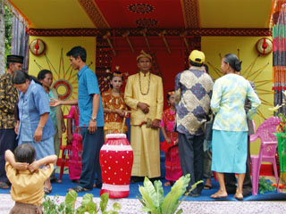 noorpaari õnnitlemine ja kingituste üleandmine