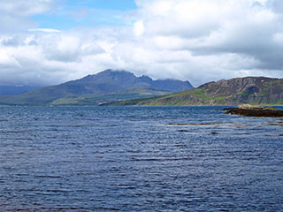 Ord, taustal Cuillin Hills