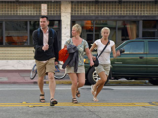 liiklushuligaanid tänavat ületamas