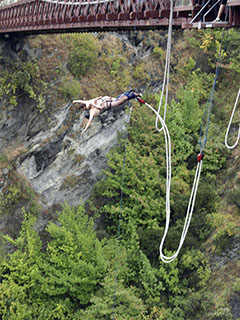 Kawarau Bridge, Queenstown, lahedad sellid hüppamas