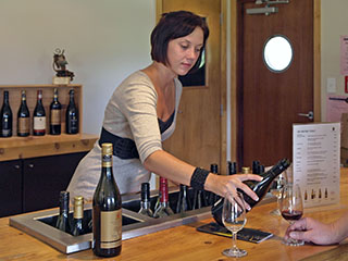 lahke tütarlaps polnud kade veini valama