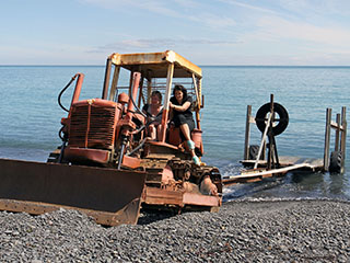 Ngawi, traktorid kaluripaatide vedamiseks