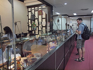 kulla- ja kalliskivide töökojas