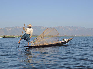 Inle järve kuulus, jalaga sõudja