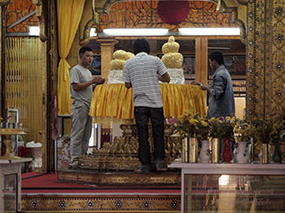 Buddhale annetatakse puhast kulda … imeõhukesi kullalehti, mis kleebitakse otse Buddha peale