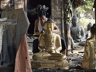 Buddhade töökoda, siin valmivad pronksist Buddhad