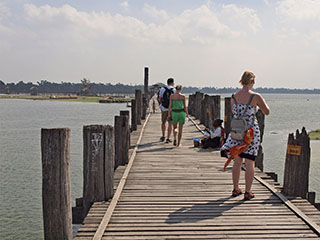 U Bein Bridge. See, 1.2 kilomeetrine sild on ehitatud aastal 1850 ja arvatakse olevat vanim, ning pikim tiigipuust sild maailmas.