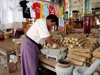 meie giid näitab, kuidas tehakse thanakat, millega värvitakse põski