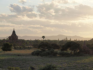 Oak Kyaung Gyi, oodates päikeseloojangut