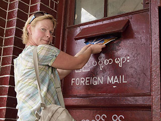 Yangon, sõpradele kaarte postitamas