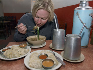 kohalikus restoranis, Gilingche, ülihead momod ja kauaotsitud Tongba