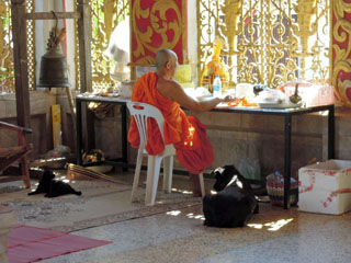 Wat Jet Yod ... kolm sõpra tööhoos