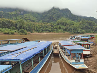 Nong Khiaw, paadid ootavad turiste