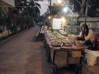 ööturul, kohalikke hõrgutisi otsimas