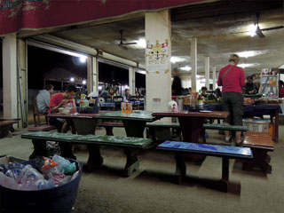 ööbussiga Vientianesse, öine lõunapaus