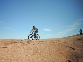 Karli näitab ees teed ...