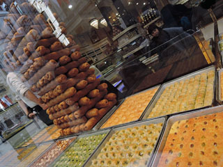 hommik, magusakuhjad ootavad kliente