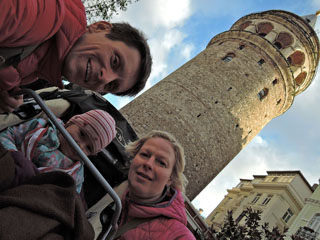 vaese turisti selfi Galata Tower ees ... ei saanud ju tegemata jätta, kui ümberringi olid püsti sajad endlikepid ja kaamerad muudkui sähvisid …