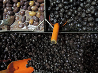 rasked valikud, ehk sellal, kui Eero kassas maksis, „testisid“ Erika ja Maret oliiviämbrid pooltühjaks …