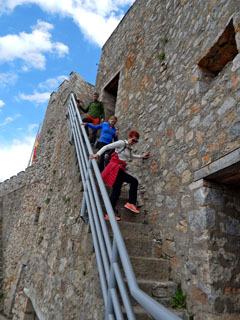 samal ajal kusagil mujal … tantsusammul trepist alla