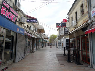 Prilep, teel hommikusöögile, tänavad on alles tühjad