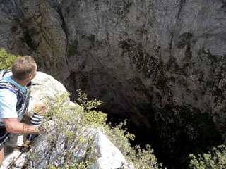 28:15:32 from start, stage 4, trekking, Mamet Cave, depth 200 m