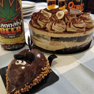 sünnipäevalaual … on üsna mitu torti reas