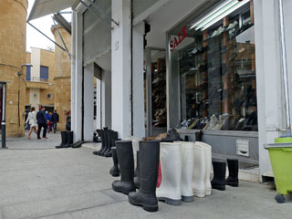 kummikud tuleb jätta poodi sisenedes ukse taha …