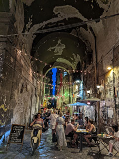 Naples, õhtuvaikuses vanalinn